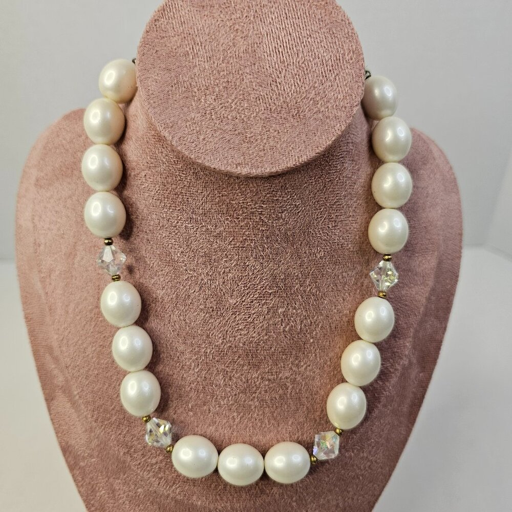 Lisner White Faux Pearl Necklace Round Bead Hook Close
